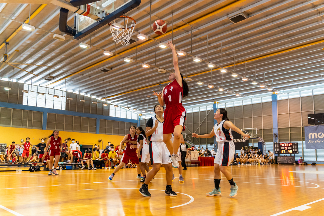 Mindy Peck (HCI #8) (centre, in red) looking to add another 2 points for HCI. (Photo X © Bryan Foo/Red Sports)