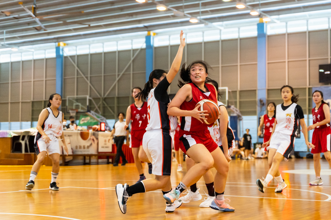 Sarah Goh (HCI #13) (right, in red) assessing the viability of the shot. (Photo X © Bryan Foo/Red Sports)