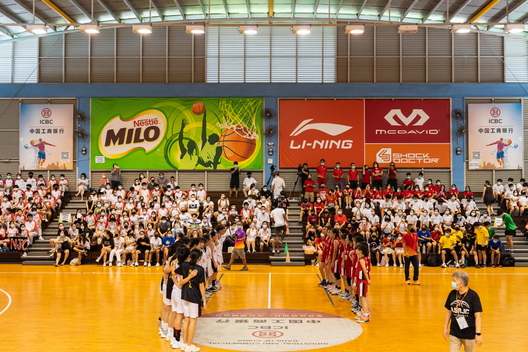 Both competing schools line up to thank each other for the match. (Photo X © Bryan Foo/Red Sports)