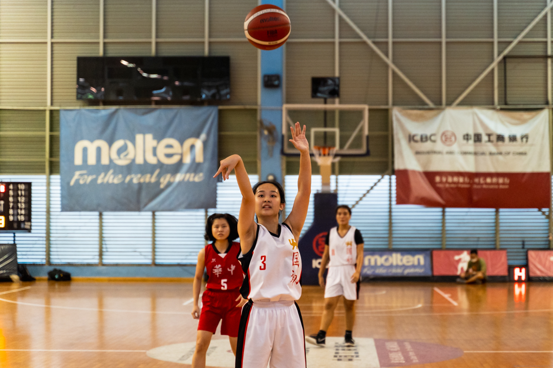 Lew Si Hui (NJC #3) (centre, in white) looking to score a point in a free throw. (Photo X © Bryan Foo/Red Sports)