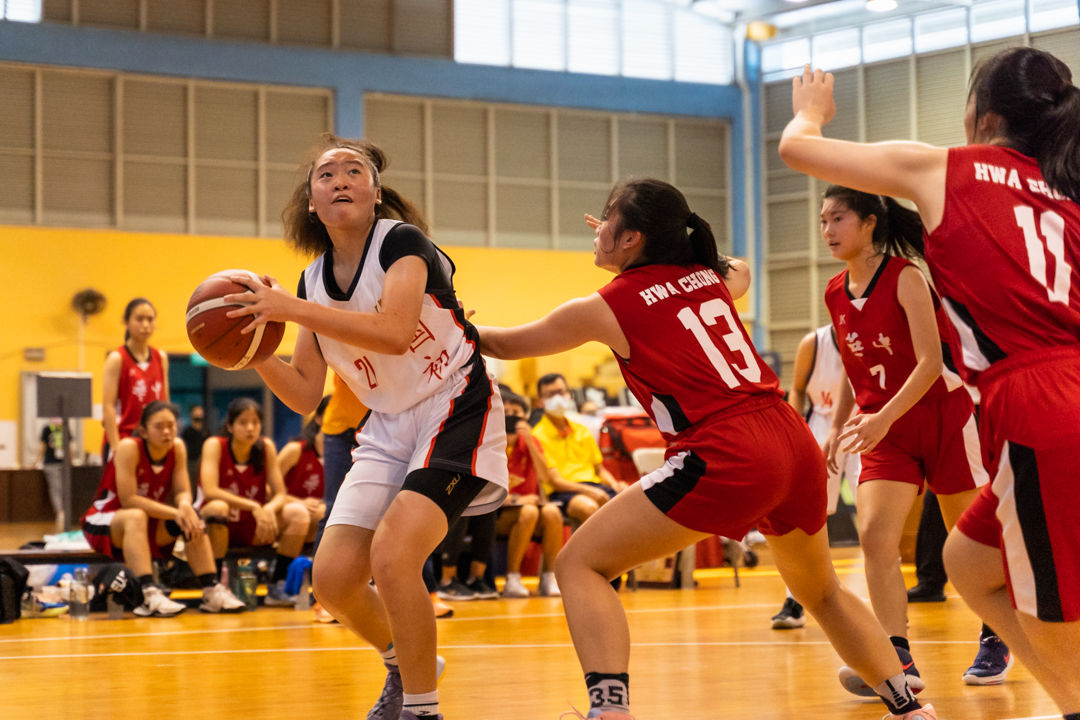 Jovita Lee (NJC #21) (centre, in white) looking to add points to the NJC scoreboard. (Photo X © Bryan Foo/Red Sports)