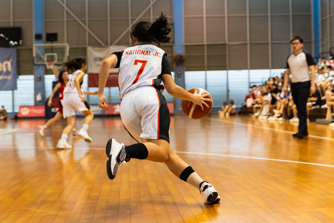 NJC #7 (centre, in white) driving back toward the opposite basket. (Photo X © Bryan Foo/Red Sports)