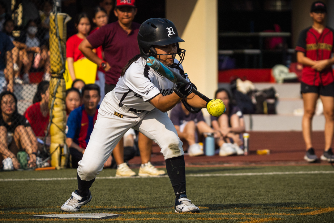 Caitlin Cheah (RI #3) lines up the bunt. (Photo X © Bryan Foo/Red Sports)