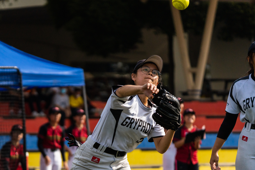 Toh Yih Wei (RI #24) fields as she tries to get the ball to first base before the HCI runner. (Photo X © Bryan Foo/Red Sports)