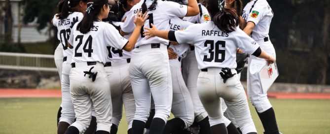 The RI players rush the field after winning the final with a score of 2-1, with Denise Tan (RI #87) scoring the winning run off a bunt from Chan Csen Csen (RI #7). (Photo X © Bryan Foo/Red Sports)