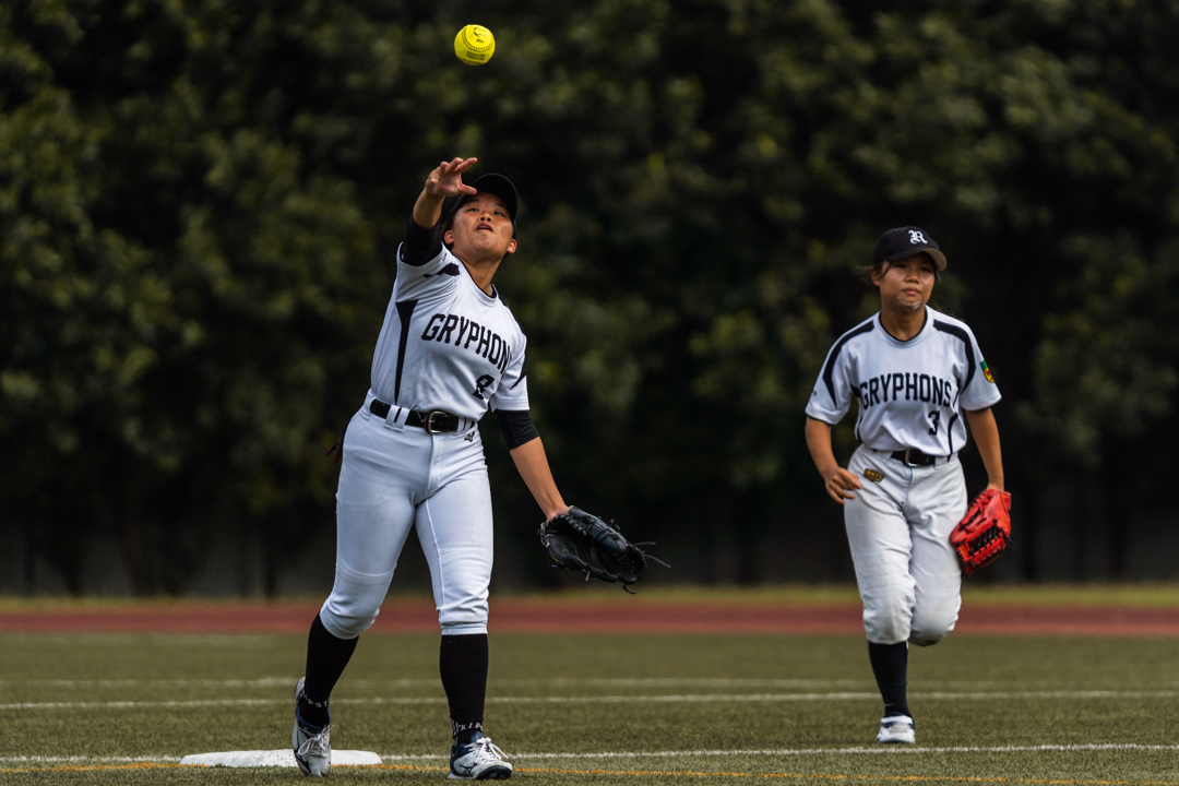 Kylene Loo (RI #8) sends the ball to first base. (Photo X © Bryan Foo/Red Sports)