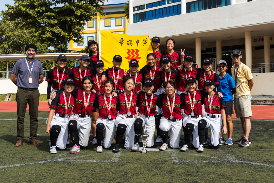A Division Girls' Softball Runners-up Hwa Chong Institution. (Photo X © Bryan Foo/Red Sports)