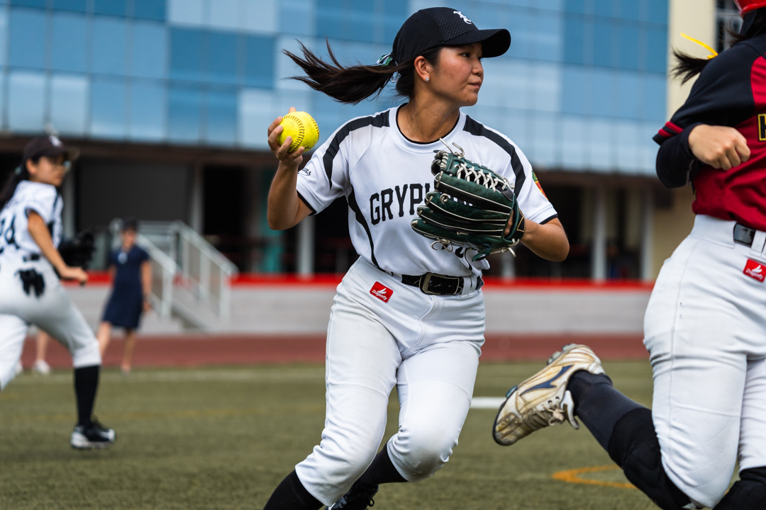 Raffles captain Adele Yuen (RI #72) looking for her other fielders. (Photo X © Bryan Foo/Red Sports)