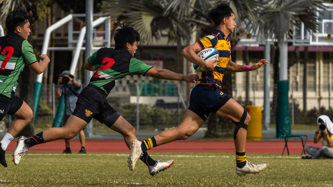 ACS(I)'s Jacob Tan outpaces the Raffles' defender. (Photo 24 © Bryan Foo/Red Sports)