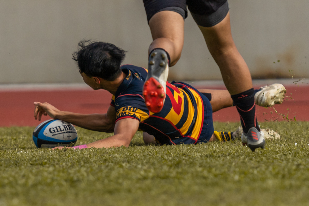 Jacob Tan slides into goal to ground the ball, scoring a try for Independent. (Photo 25 © Bryan Foo/Red Sports)