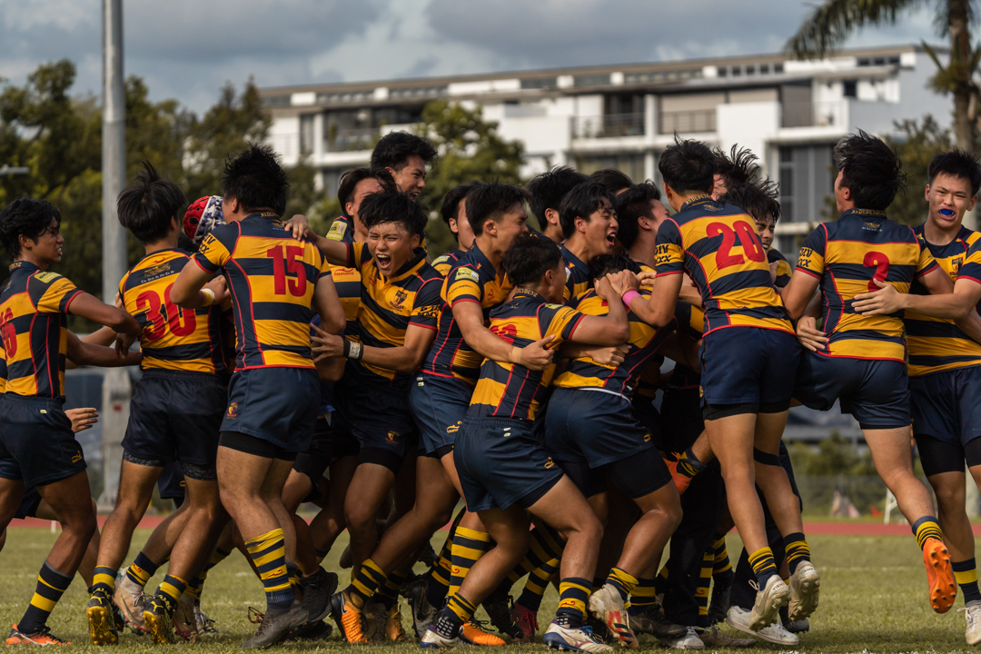 The ACS(I) ruggers rush the field to celebrate their seventh straight A Division title. (Photo 33 © Bryan Foo/Red Sports)