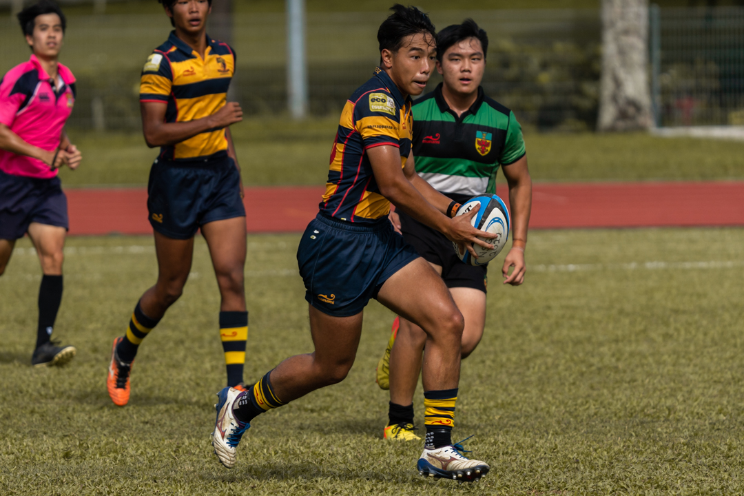 Independent's Tycen Yeoh looking for an opportunity to make an offload. (Photo 6 © Bryan Foo/Red Sports)
