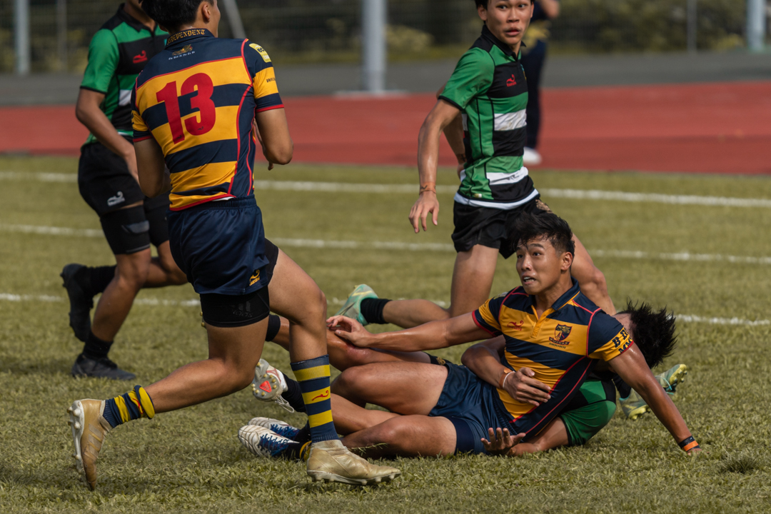 Independent's Tycen Yeoh (on the ground) offloads the ball to teammate Braydon Yu (#13). (Photo 7 © Bryan Foo/Red Sports)