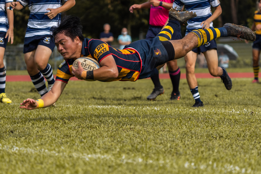 Independent's Eric Chi dives to score the final try of the match. (Photo 1 © Bryan Foo/Red Sports)