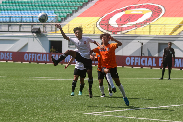 Mohammad Jazli (VJC #6) and Tristan Wong (SAJC #7) competes for the ball from a corner
