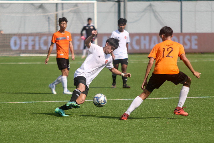 Anton Yen Goh (VJC #19) controls the ball in midfield
