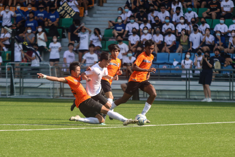 SAJC's captain, Ryan Peh (#15), makes a last stitch tackle to deny Anton Yen Goh (VJC #19) a one-on-one scoring opportunity in the dying minutes of the game