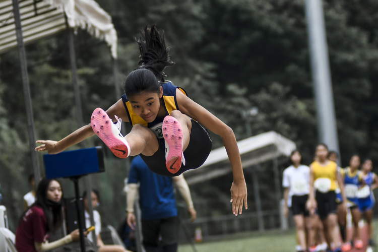 Chloe Chee (#245) of Methodist Girls' School clinched the C Division girls' long jump gold with a leap of 5.12m, just 7cm shy of the championship record in the event. (Photo 1 © Iman Hashim/Red Sports)