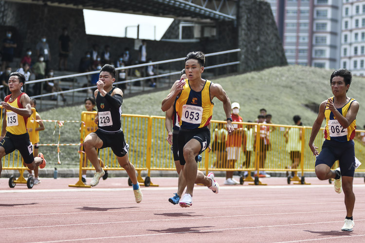 ACS(I)'s Mark Lee (#53) obliterated his second schools national record within a week clocking 10.59s in the A Div boys' 100m final. It also makes him the fourth-fastest under-20 Singaporean all-time over the distance, only behind Marc Brian Louis (10.39s, 2021), Calvin Kang (10.53s, 2008) and Muhammad Naqib Asmin (10.57s, 2014). (Photo 1 © Iman Hashim/Red Sports)