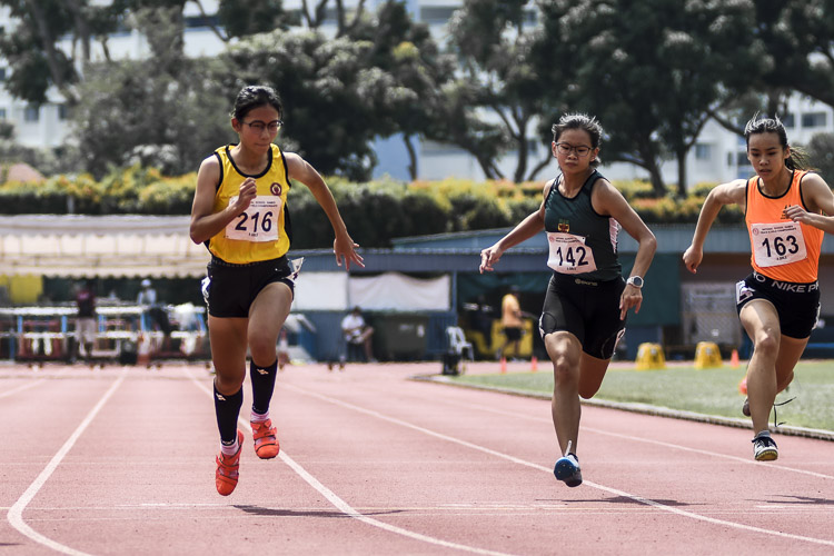 Lyn Liau (#142) of RI took bronze in the A Div girls' 100m final clocking 13.04s, pipping Singapore Sports School's Samantha Theresa Ortega (#163) who placed fourth via a photo finish. (Photo 1 © Iman Hashim/Red Sports)