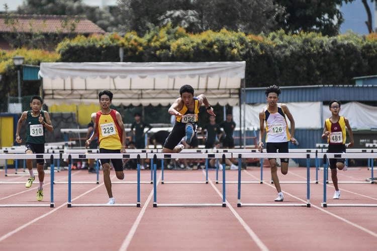 ACS(I)'s John Tan (#56) clinched gold in the C Div boys' 200m hurdles final in 26.94s (+2.5m/s). (Photo 1 © Iman Hashim/Red Sports)