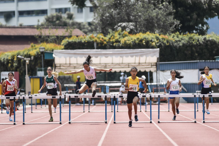 Dunman High's Amelia Pao (#199) came in second in the C Div girls' 200m hurdles final in 31.75s. (Photo 1 © Iman Hashim/Red Sports)
