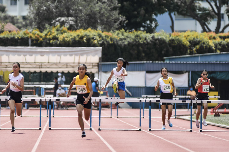 CHIJ St. Nicholas Girls' Hannah Goh (#132) finished third in the C Div girls' 200m hurdles final in 32.46s. (Photo 1 © Iman Hashim/Red Sports)