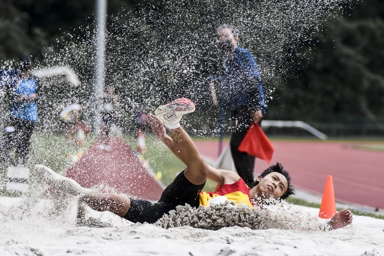 HCI's Ethan Kong (#207) hit the 6-metre mark exactly to clinch silver in the C Division boys' long jump. (Photo 1 © Iman Hashim/Red Sports)