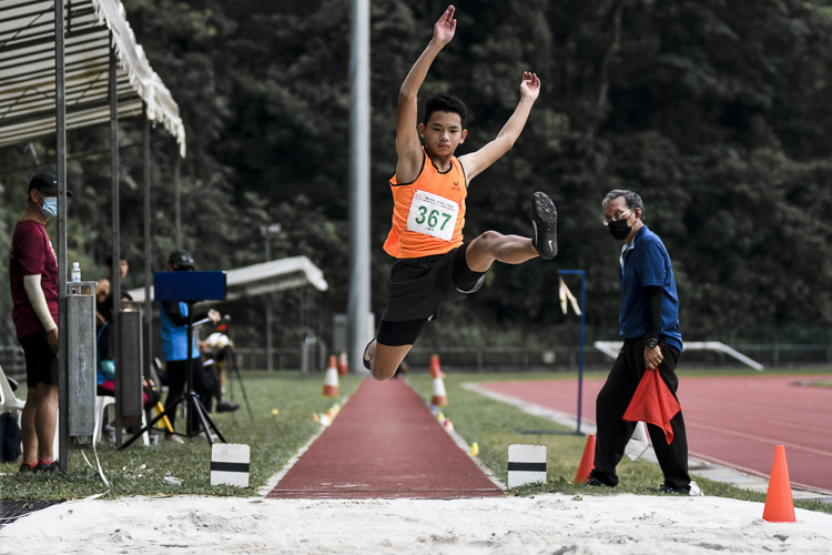 Jase Low (#367) of Singapore Sports School took bronze with 5.60m in the C Division boys' long jump. (Photo 1 © Iman Hashim/Red Sports)