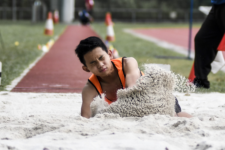 Jase Low (#367) of Singapore Sports School took bronze with 5.60m in the C Division boys' long jump. (Photo 1 © Iman Hashim/Red Sports)