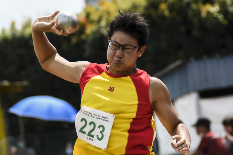 Ng Chern Yi (#223) of HCI took fourth place with 12.14m in the C Division boys' shot put. (Photo 1 © Iman Hashim/Red Sports)