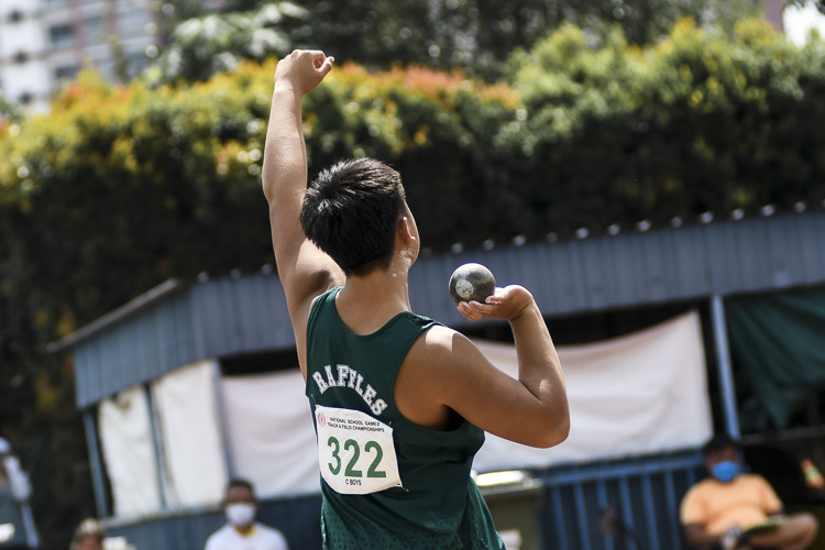 RI's Anson Loh (#322), who set a new national U15 and championship record in the C Division boys' discus (1kg) with a throw of 58.88 metres, sealed his second gold of the meet with a personal best 15.51m in the shot put (4kg) event. (Photo 1 © Iman Hashim/Red Sports)