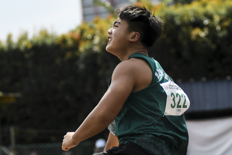 RI's Anson Loh (#322), who set a new national U15 and championship record in the C Division boys' discus (1kg) with a throw of 58.88 metres, sealed his second gold of the meet with a personal best 15.51m in the shot put (4kg) event. (Photo 1 © Iman Hashim/Red Sports)