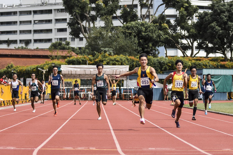 ACS(I)'s Mark Lee (#53) anchors his team to gold in the A Div boys' 4x100m relay final, clocking 42.95s. (Photo 1 © Iman Hashim/Red Sports)