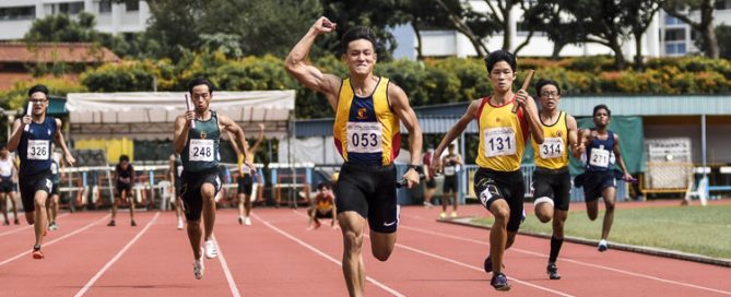 ACS(I)'s Mark Lee (#53) anchors his team to gold in the A Div boys' 4x100m relay final, clocking 42.95s. (Photo 1 © Iman Hashim/Red Sports)