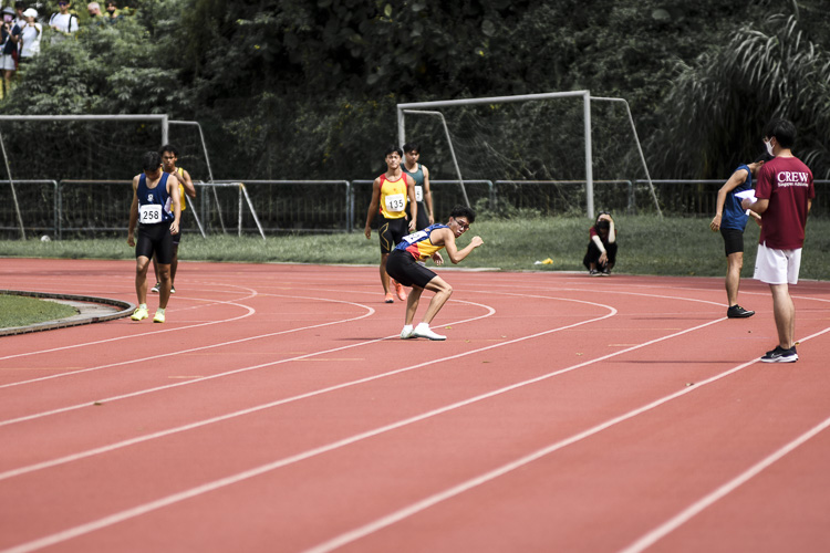 Third runners take their positions for the A Div boys' 4x100m relay final. (Photo 1 © Iman Hashim/Red Sports)