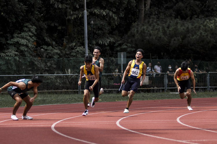 First baton exchange in the A Div boys' 4x100m relay final. (Photo 1 © Iman Hashim/Red Sports)