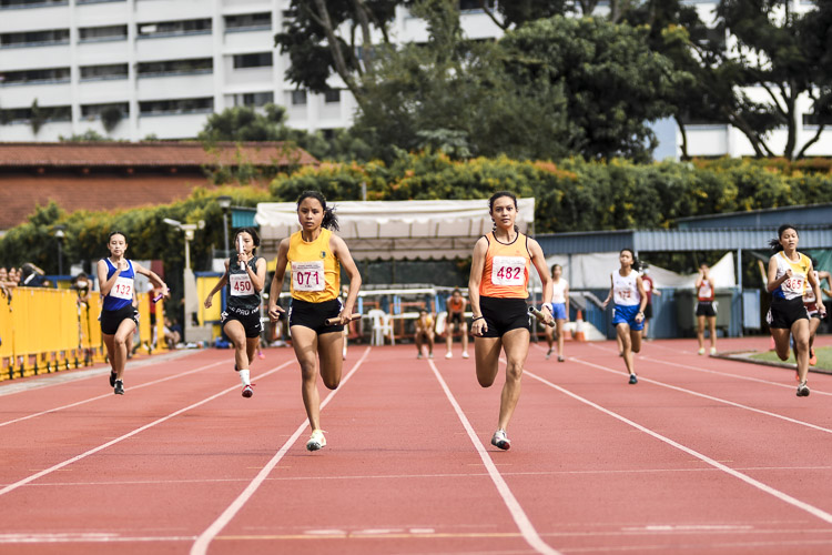 Cedar Girls' Meredith Lee (#71) pips Singapore Sports School's Nikita Mae Meyers (#482) to the line by 0.08 seconds to win the B Div girls' 4x100m relay final, clocking 50.06s. (Photo 1 © Iman Hashim/Red Sports)