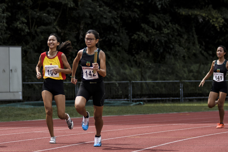 RI's Lyn Liau (#142) runs the second leg in the A Div girls' 4x100m relay final. (Photo 1 © Iman Hashim/Red Sports)