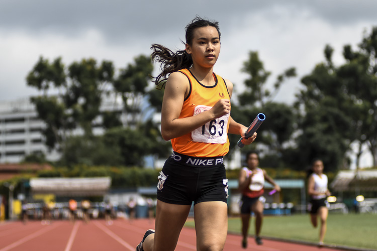 Samantha Theresa Ortega (#163) anchors Singapore Sports School to bronze in the A Div girls' 4x100m relay final. (Photo 1 © Iman Hashim/Red Sports)