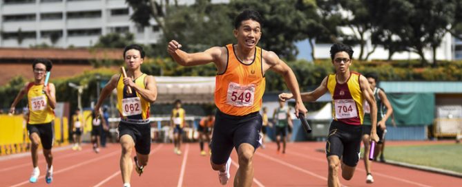 Huang Weijun (#549) anchors SSP to gold in the B Div boys’ 4x100m relay final. Victoria School claimed the silver and ACS(I) the bronze. (Photo 1 © Iman Hashim/Red Sports)
