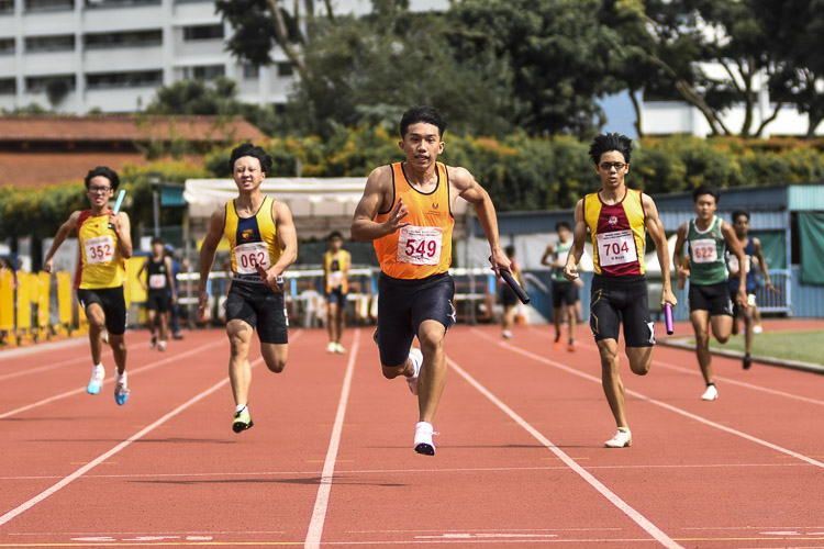 Huang Weijun (#549) anchors SSP to gold in the B Div boys’ 4x100m relay final. Victoria School claimed the silver and ACS(I) the bronze. (Photo 1 © Iman Hashim/Red Sports)