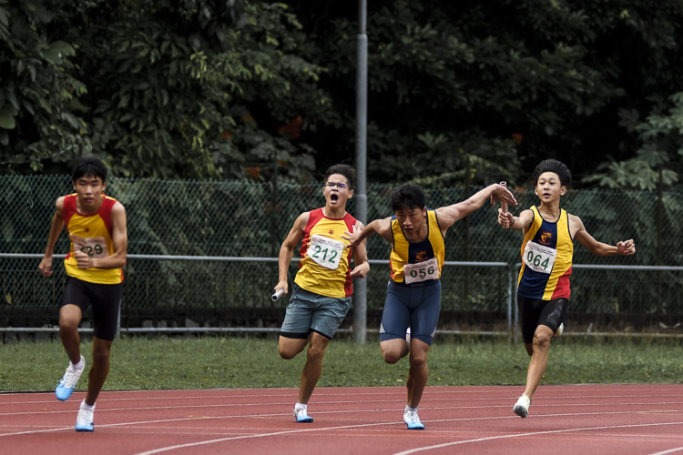 HCI and ACS(I) make their first baton exchange in the C Div boys' 4x100m relay final. ACS(I), favourites for the gold having qualified fastest, eventually got disqualified for a baton mishap in the second exchange zone. (Photo 1 © Iman Hashim/Red Sports)