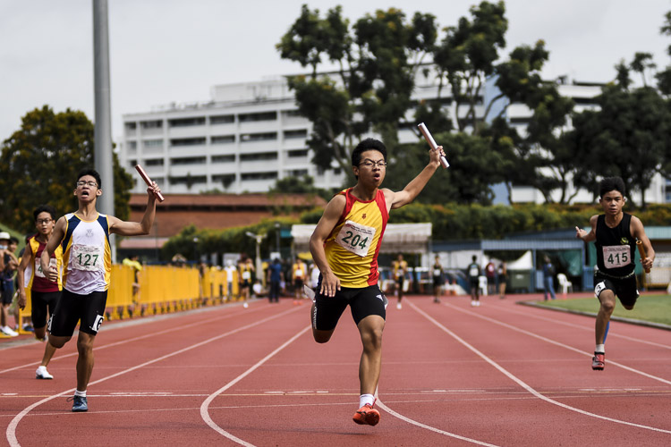 Rafael Chong (#204) anchors HCI to gold in the C Div boys' 4x100m relay final. (Photo 1 © Iman Hashim/Red Sports)