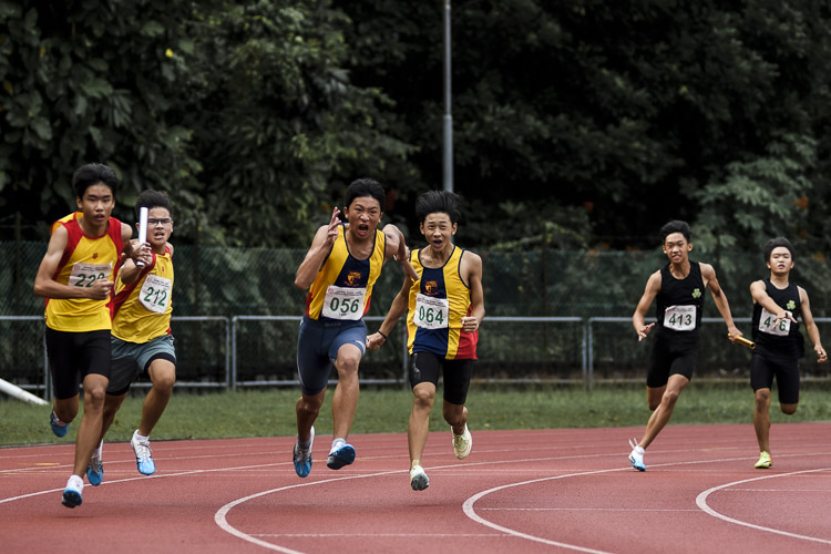 HCI and ACS(I) make their first baton exchange in the C Div boys' 4x100m relay final. ACS(I), favourites for the gold having qualified fastest, eventually got disqualified for a baton mishap in the second exchange zone. (Photo 1 © Iman Hashim/Red Sports)