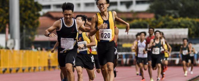 ACJC's Lim Wei Feng (#20) pipped JPJC's Lee Wen Jie (#161) to the line by 0.09 seconds, winning the A Div boys' 800m final in 2:03.61. ACJC teammate Mervyn Ong (#25) finished third in 2:04.76. (Photo 1 © Iman Hashim/Red Sports)