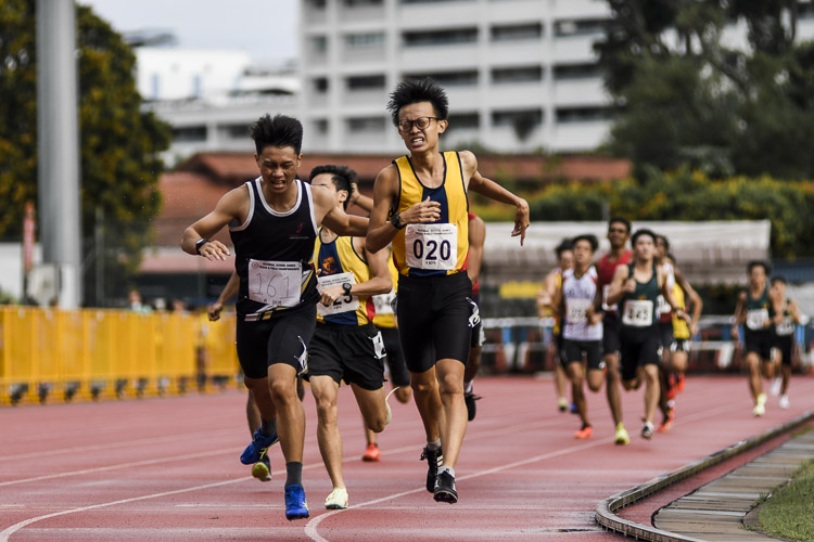 ACJC's Lim Wei Feng (#20) pipped JPJC's Lee Wen Jie (#161) to the line by 0.09 seconds, winning the A Div boys' 800m final in 2:03.61. ACJC teammate Mervyn Ong (#25) finished third in 2:04.76. (Photo 1 © Iman Hashim/Red Sports)