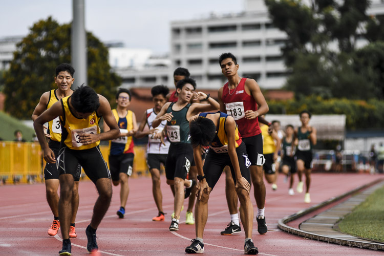 Competitors of the A Div boys' 800m final catch their breath after the race. (Photo 1 © Iman Hashim/Red Sports)