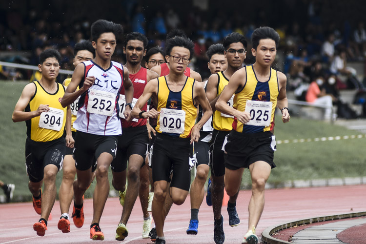 Competitors of the A Div boys' 800m final in action during the race. (Photo 1 © Iman Hashim/Red Sports)