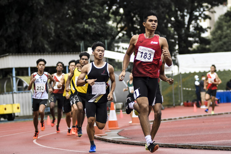 Competitors of the A Div boys' 800m final in action during the race. (Photo 1 © Iman Hashim/Red Sports)